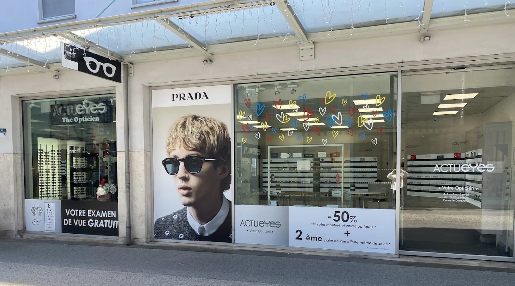 La boutique ACTU EYES dans la galerie du centre commercial Grand Angle à Montreuil