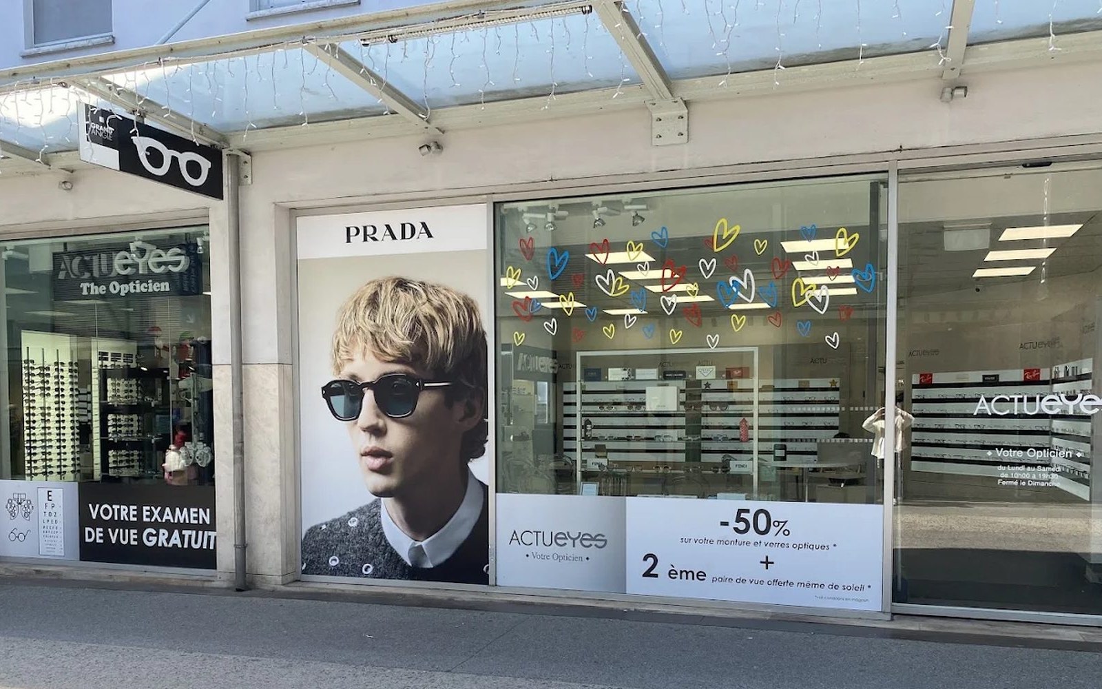Vitrine de la boutique ACTU EYES à Montreuil