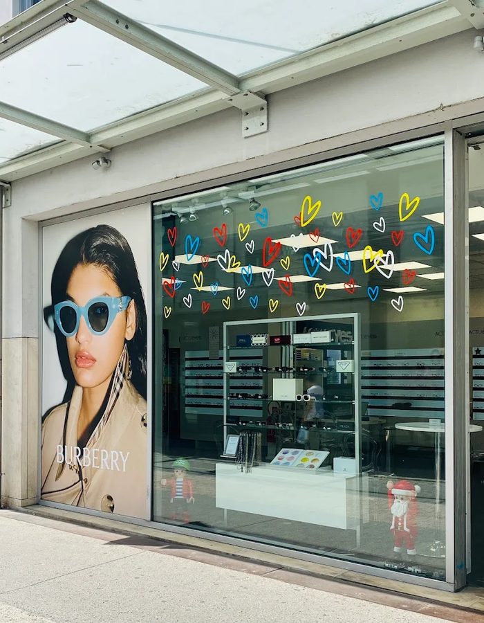 Comptoir de la boutique ACTU EYES un jour de semaine, à Montreuil