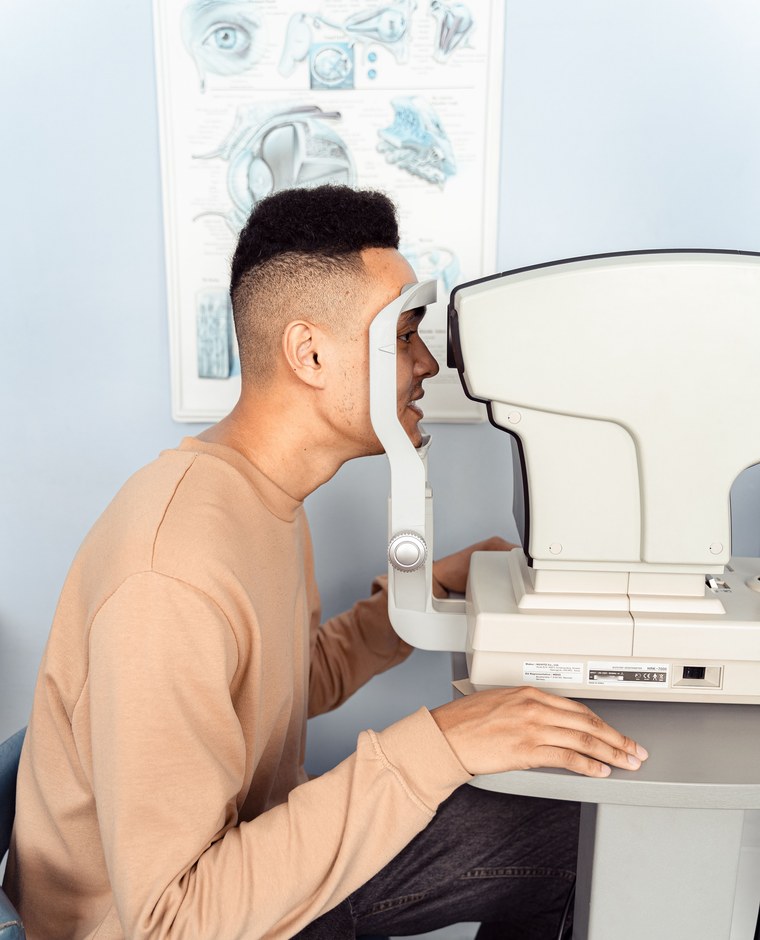 Contrôle de la vue à l'autoréfractomètre en boutique