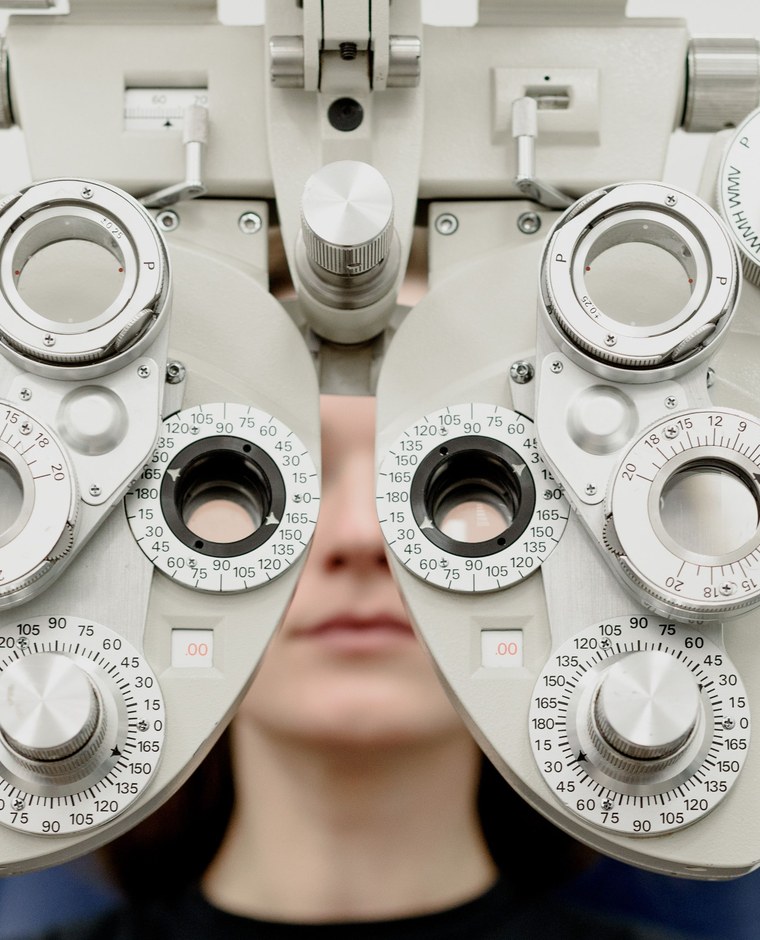 Examen de vue au réfracteur dans l'espace dédié de la boutique