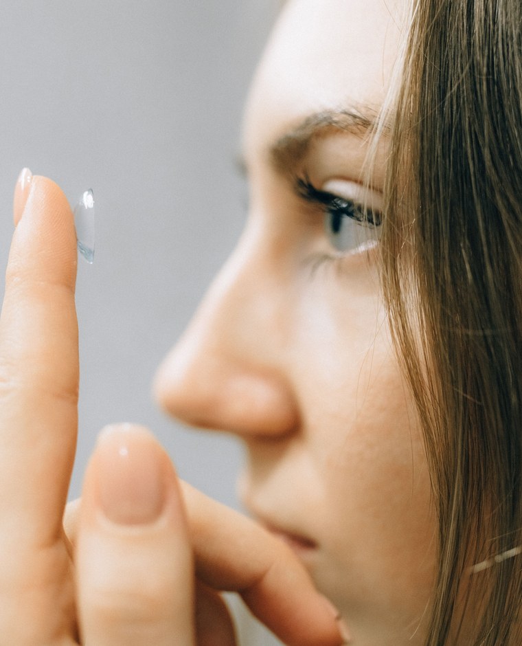 Adaptation et essai de lentilles de contact en boutique