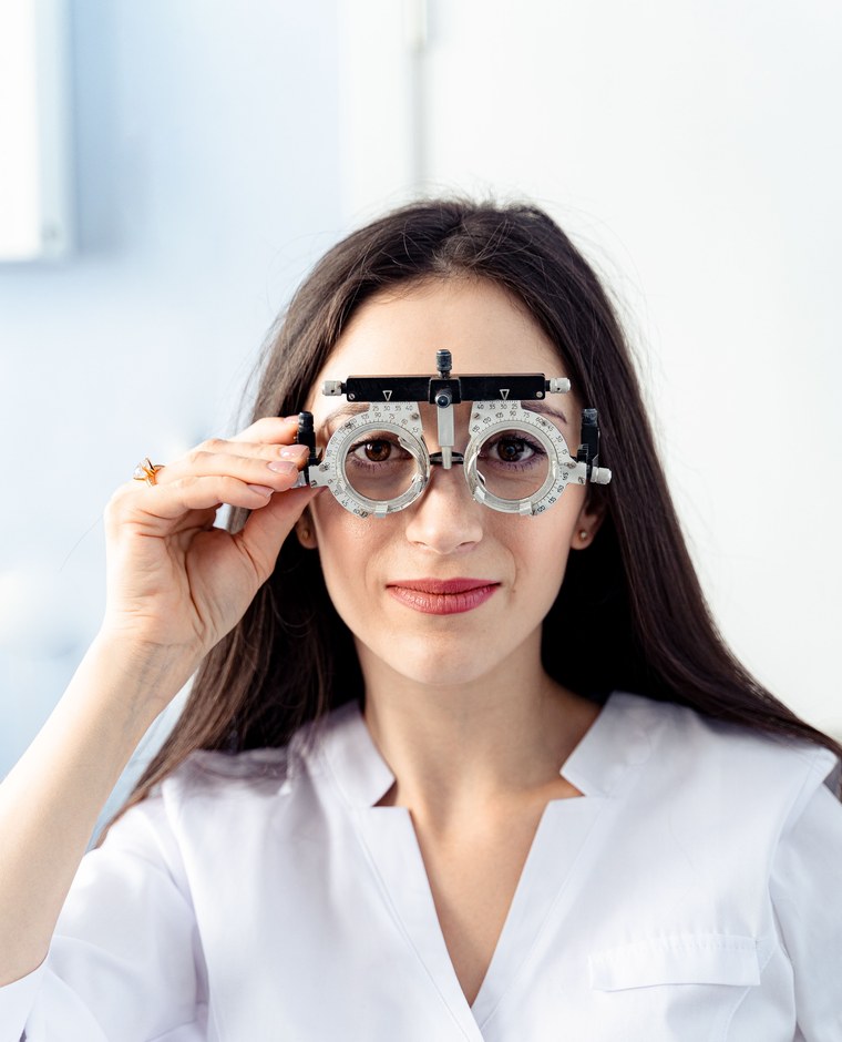 Suivi ophtalmologique de l'enfant, consultation avec dépistage à l'ophtalmoscope
