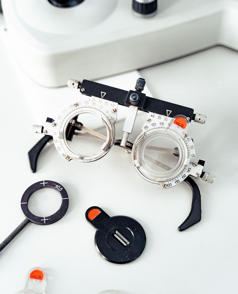 Lunette d'essai et verres gradués lors d'un examen de vue