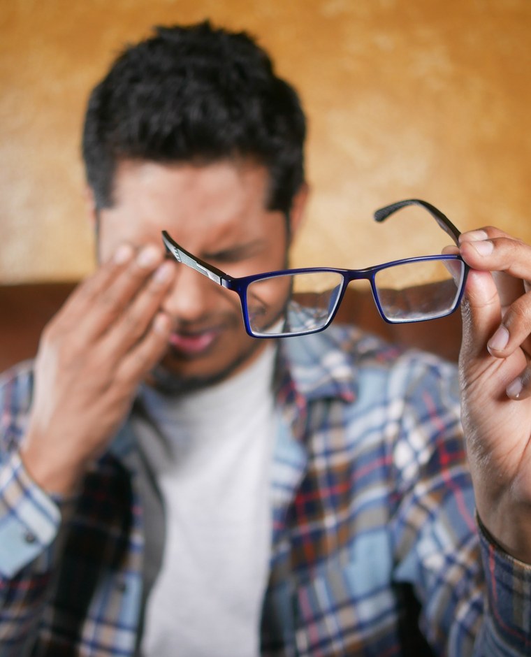 Homme se frottant les yeux, gêne visuelle qui doit alerter